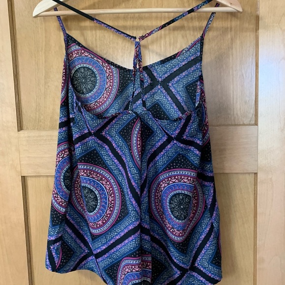 Patterned Flowy Tank Top - Picture 2 of 3